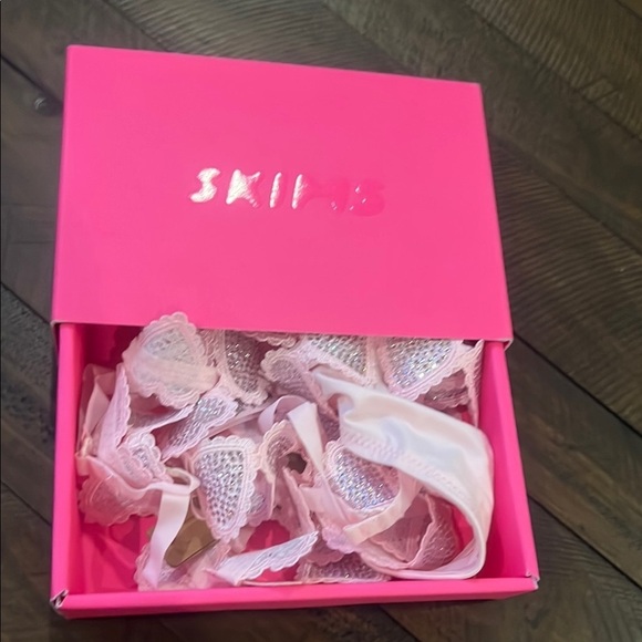 SKIMS Rhinestone Heart Set💕 - Picture 5 of 16